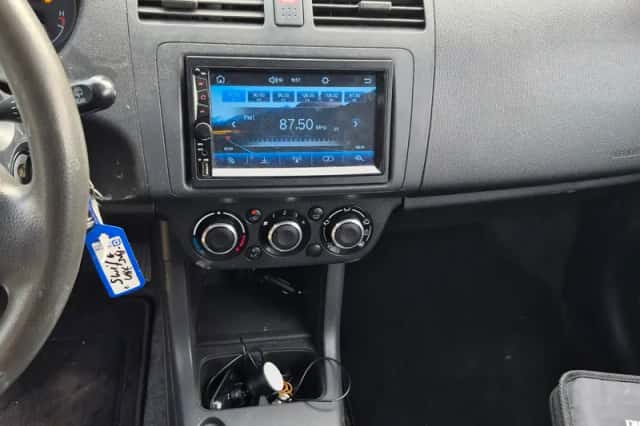 Suzuki Swift (2010) thumbnail 2