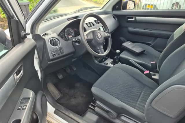 Suzuki Swift (2010) thumbnail 3