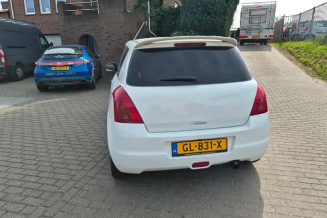 Suzuki Swift (2010) thumbnail 4