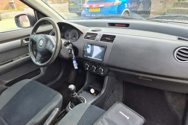 Suzuki Swift (2010) thumbnail 5