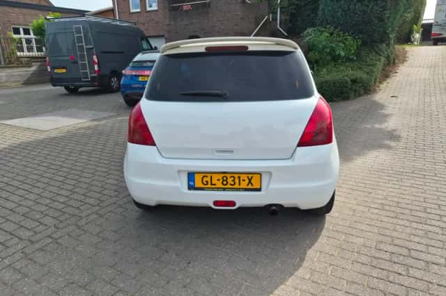 Suzuki Swift (2010) thumbnail 6