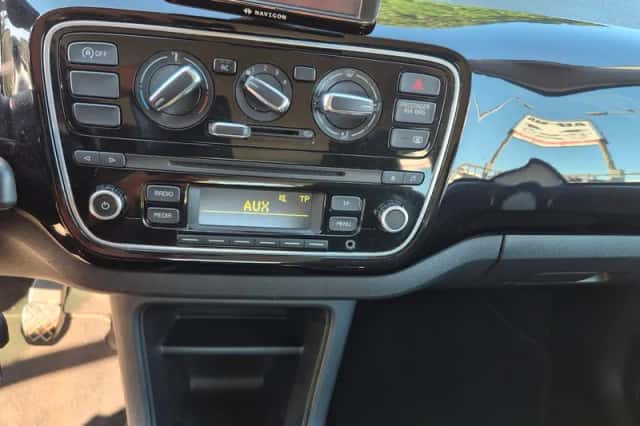 Volkswagen Up! (2013) thumbnail 2