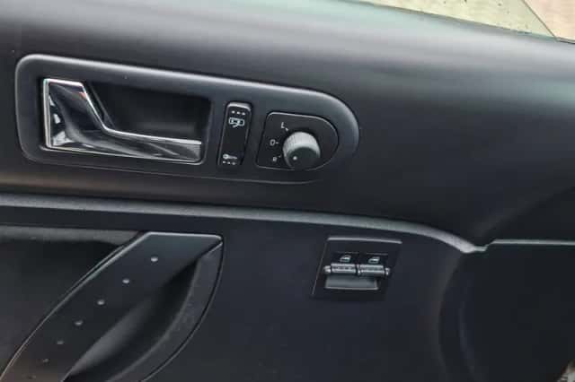 Volkswagen New Beetle (2008) thumbnail 3