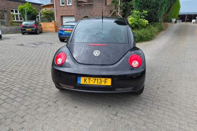 Volkswagen New Beetle (2008) thumbnail 4