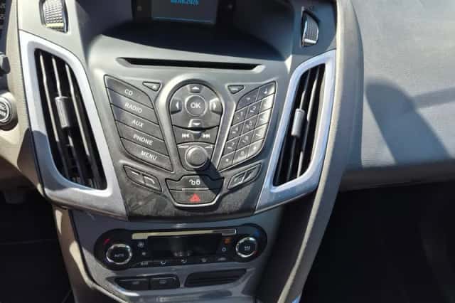 Ford Focus (2012) thumbnail 2