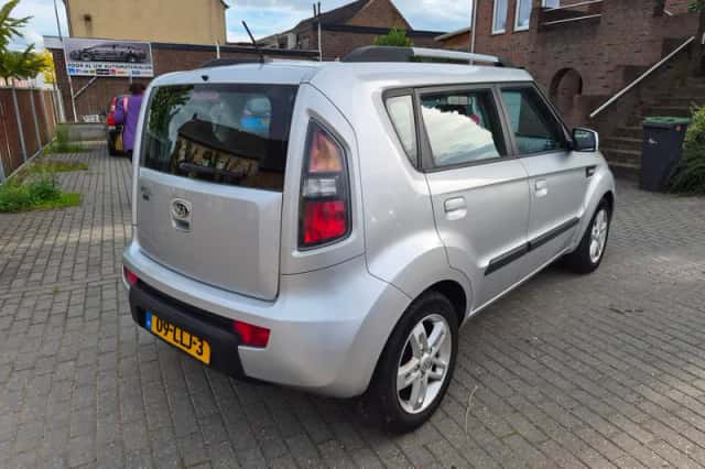 Kia Soul (2010) thumbnail 5