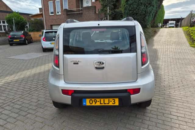 Kia Soul (2010) thumbnail 6