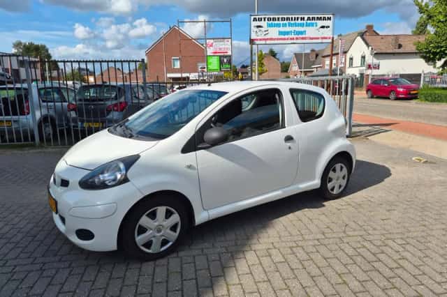 Toyota Aygo (2011) thumbnail 1