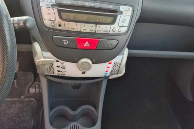 Toyota Aygo (2011) thumbnail 2