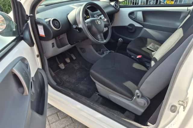Toyota Aygo (2011) thumbnail 3