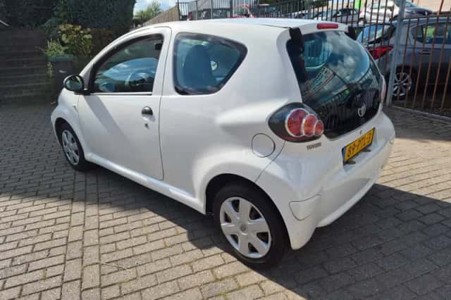 Toyota Aygo (2011) thumbnail 4
