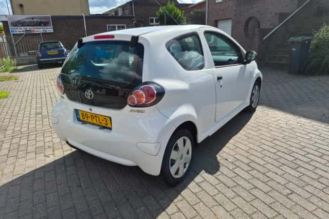 Toyota Aygo (2011) thumbnail 6