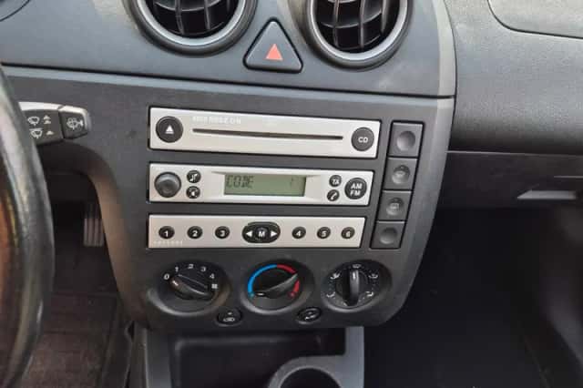 Ford Fiesta (2004) thumbnail 2