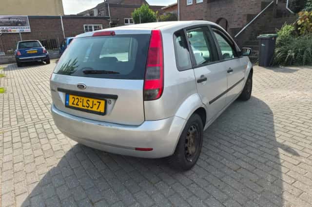 Ford Fiesta (2004) thumbnail 5