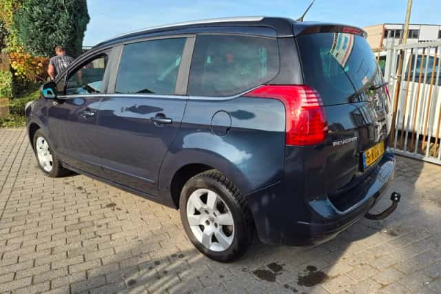 Peugeot 5008 (2013) thumbnail 3
