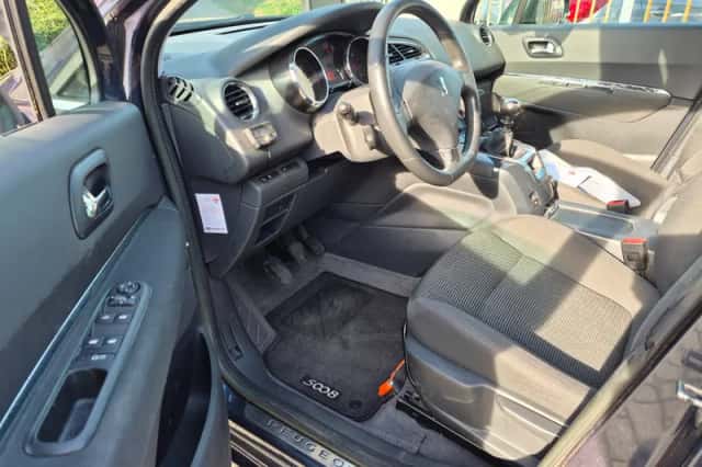 Peugeot 5008 (2013) thumbnail 6