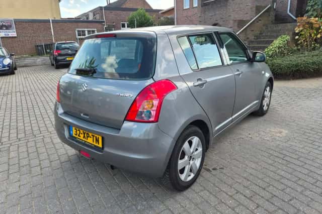 Suzuki Swift (2007) thumbnail 5