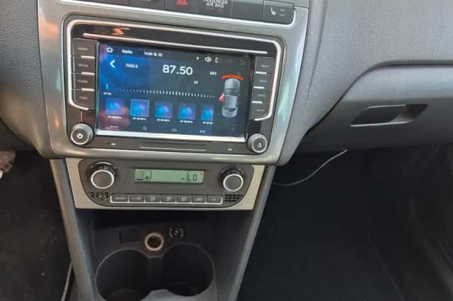 Volkswagen Polo (2010) thumbnail 2