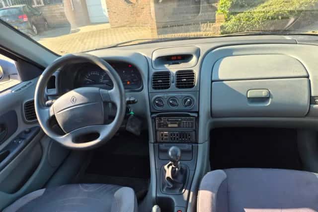 Renault Laguna (1998) thumbnail 5