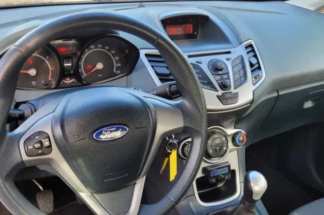 Ford Fiesta (2010) thumbnail 3