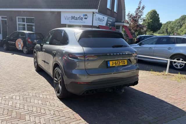 Porsche Cayenne (2020) thumbnail 3