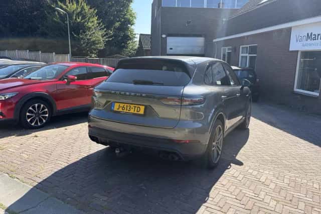 Porsche Cayenne (2020) thumbnail 4