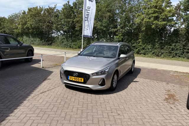 Hyundai i30 (2017) thumbnail 2