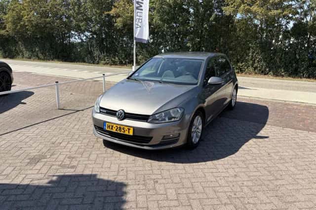 Volkswagen Golf (2016) thumbnail 2