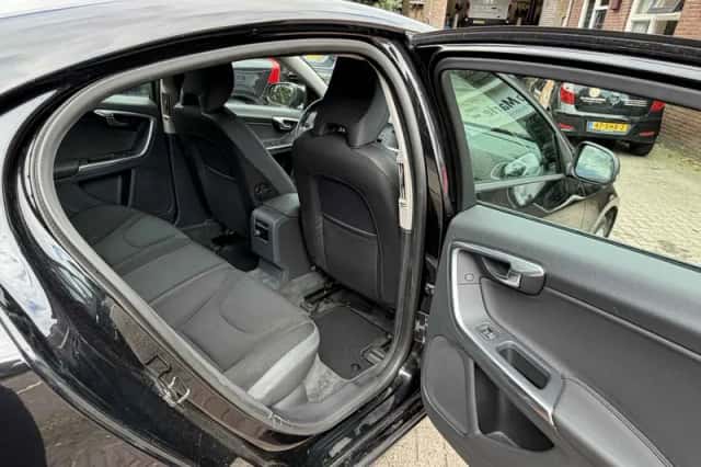 Volvo S60 (2011) thumbnail 6