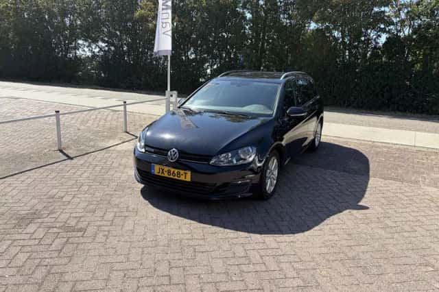 Volkswagen Golf (2016) thumbnail 2
