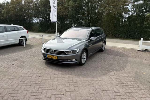 Volkswagen Passat (2017) thumbnail 2