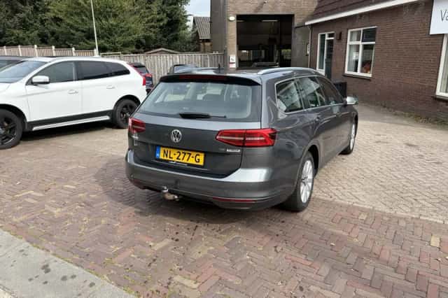 Volkswagen Passat (2017) thumbnail 4