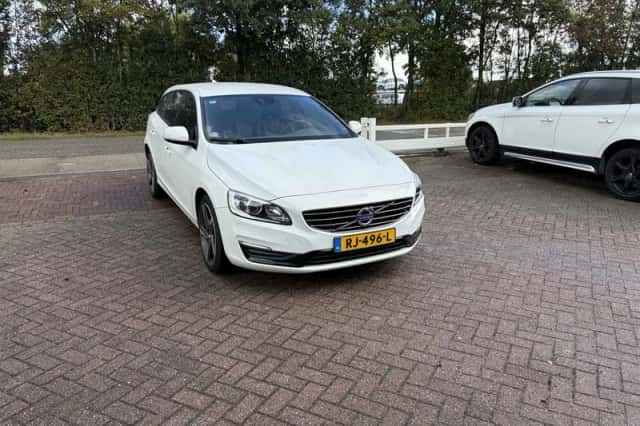 Volvo V60 (2017) thumbnail 1
