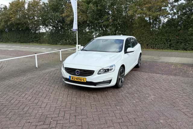 Volvo V60 (2017) thumbnail 2