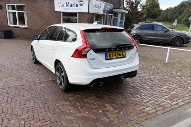 Volvo V60 (2017) thumbnail 3