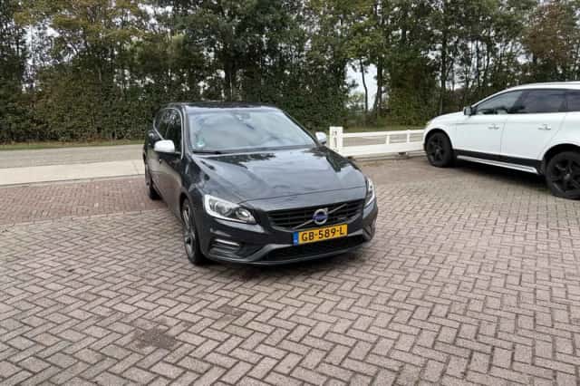 Volvo V60 (2015) thumbnail 1