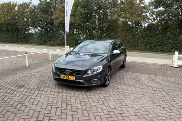 Volvo V60 (2015) thumbnail 2