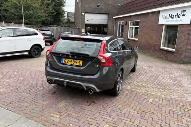 Volvo V60 (2015) thumbnail 4