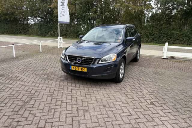 Volvo XC60 (2012) thumbnail 2