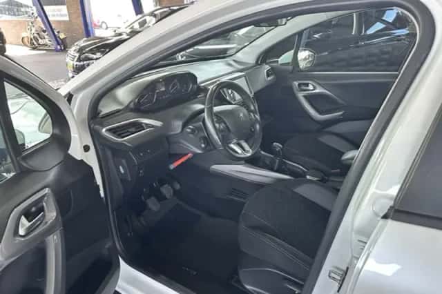 Peugeot 2008 (2018) thumbnail 5