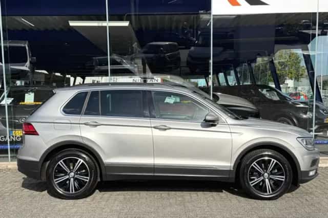 Volkswagen Tiguan (2017) thumbnail 2