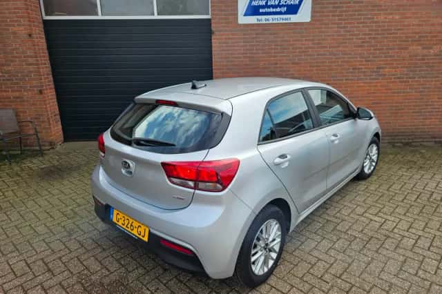 Kia Rio (2019) thumbnail 4