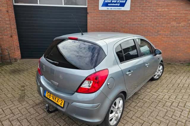 Opel Corsa (2010) thumbnail 4