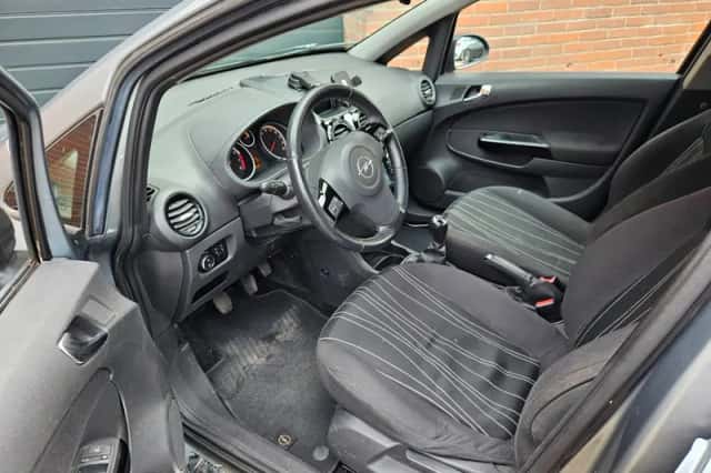 Opel Corsa (2010) thumbnail 5