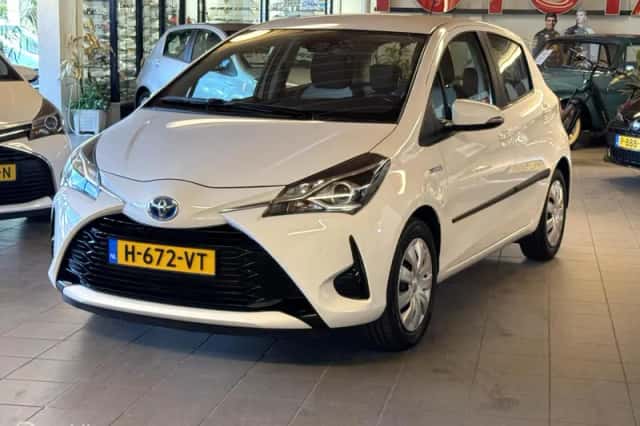 Toyota Yaris (2020) thumbnail 3