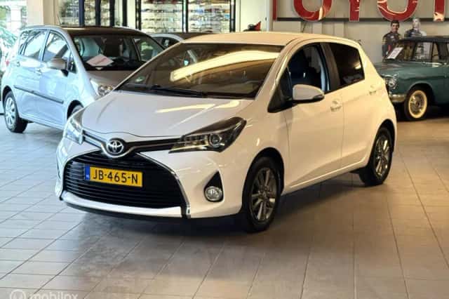 Toyota Yaris (2016) thumbnail 2