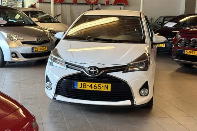 Toyota Yaris (2016) thumbnail 3