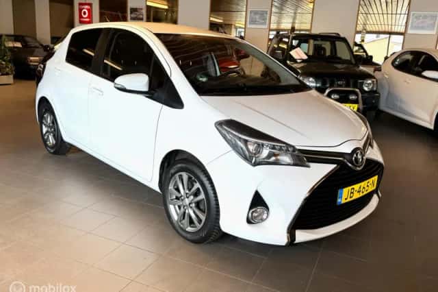 Toyota Yaris (2016) thumbnail 4