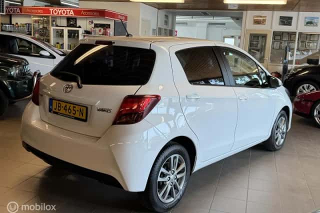 Toyota Yaris (2016) thumbnail 6