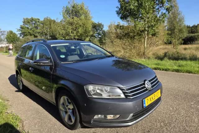 Volkswagen Passat (2014) thumbnail 2